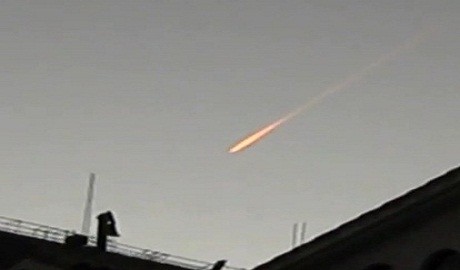 [VIDEO] Aficionado registra extraño objeto de fuego en el cielo de Puno