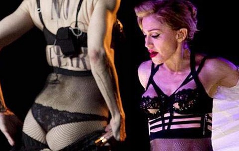 [VIDEO] Madonna se bajó el pantalón en pleno concierto