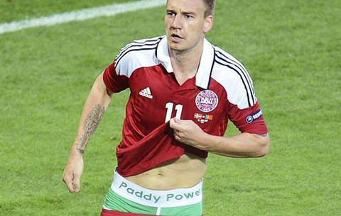 Eurocopa 2012: Nicklas Bendtner podría ser multado por mostrar marca ropa interior