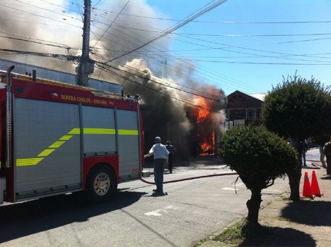 Bomberos trabajan para apagar incendio en Barranco