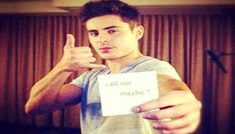 Zac Efron vende su amor por Internet