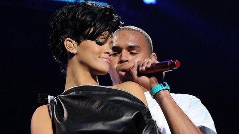 Rihanna consuela a Chris Brown después de una pelea en un bar