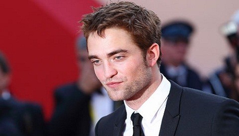 Robert Pattinson inundado con palillos de dientes