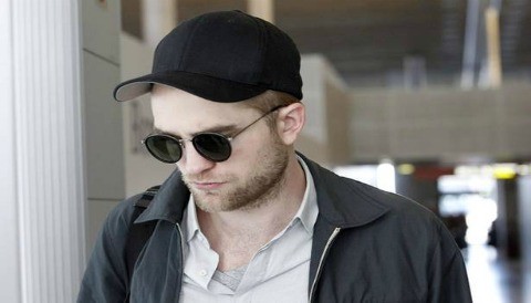 Robert Pattinson invita a fanática a cenar