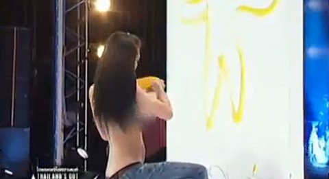 [VIDEO] Mujer que pinta con los pechos causa polémica en televisión de Tailandia