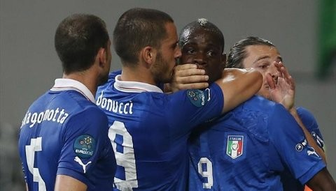 Celebración del gol de Balotelli amortiguada por su compañero de equipo