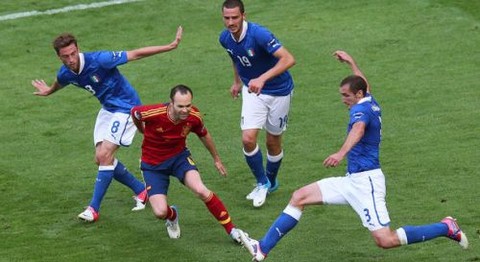 [VIDEO] Eurocopa 2012: Comparan a Andrés Iniesta con Oliver Atton