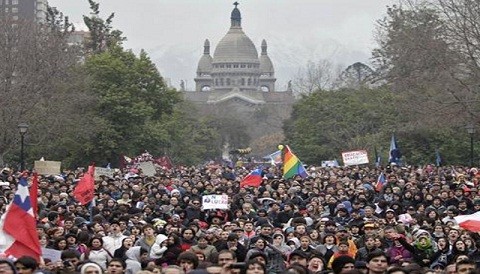 Chile: 3 mil estudiantes protestan en las calles de Santiago
