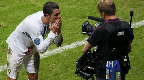 [VIDEO] Eurocopa 2012: Cristiano Ronaldo dedicó gol ante República Checa a su hijo