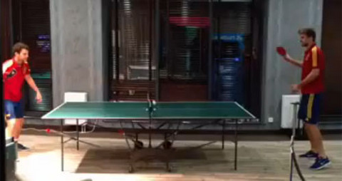 [VIDEO] Eurocopa 2012: Cesc  Fábregas y Gerard Piqué se relajan jugando ping pong