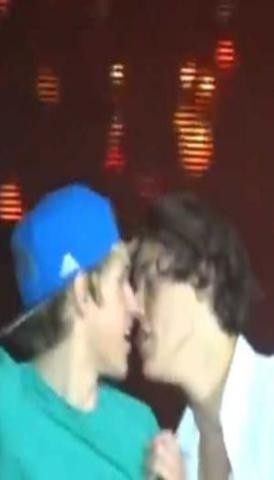 [VIDEO]One Direction: Cantantes Harry Styles y Niall Noran podrían haberse besado en público