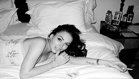 [FOTOS] Lindsay Lohan fue capturada con una pistola y semidesnuda en hotel