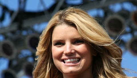 Jessica Simpson muestra la foto de su bebe y su busto en Twitter