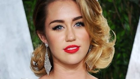 [FOTOS] Miley Cyrus se viste con revelador vestido en la alfombra roja
