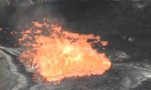 [VIDEO] Contenedor de basura produce una gran reacción al ser arrojado a un volcán