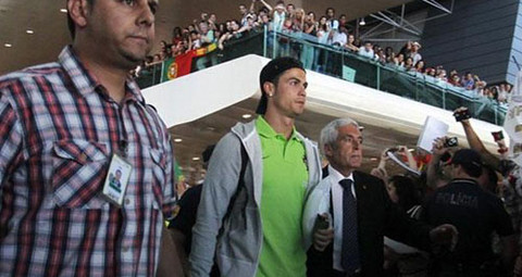 Cristiano Ronaldo fue recibido como héroe en su llegada a Portugal