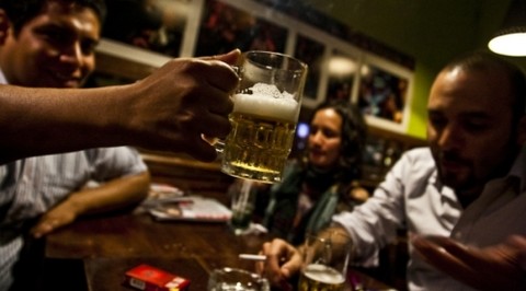 Ucrania: Empresa alquila amigos para salir a tomar un trago