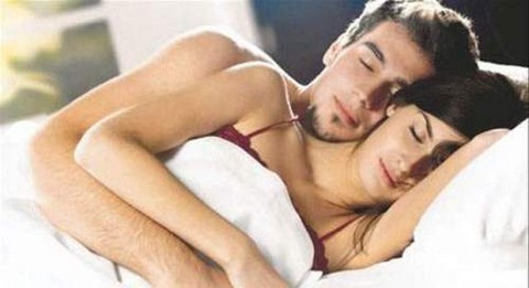 Estudio afirma que dormir en pareja es tan importante como el sexo