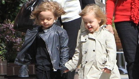 [FOTOS] Vivienne y Knox Jolie-Pitt visitan a Angelina Jolie en el set de 'Maléfica'