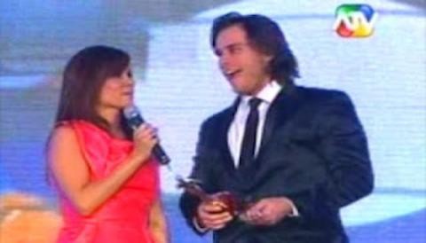 Miguel Arce gana el premio en la categoría Mejor Ampay en los Premios Combate