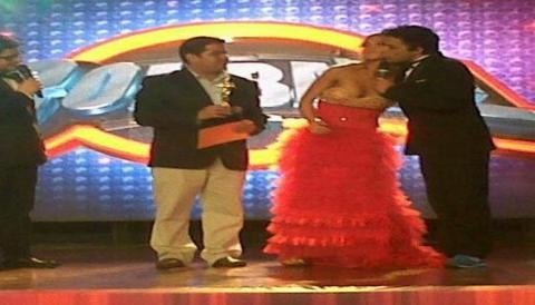 Sheyla Rojas recibió el galardón como la participante Más Querida del Público en los Premios Combate