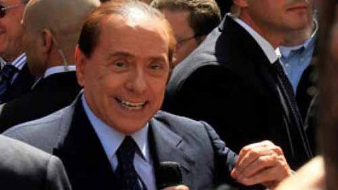 [FOTOS] Italia: escándalo por escultura de Berlusconi teniendo sexo