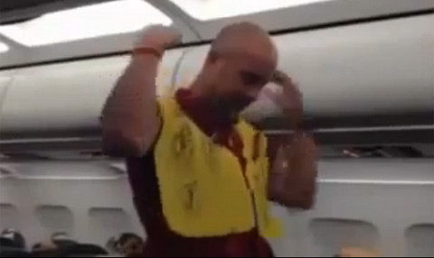 [VIDEO] Pepe Reyna hizo de aeromozo en el regreso de la selección de España a su país