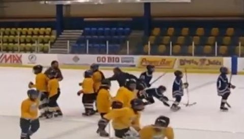 [VIDEO] Entrenador de hockey pone zancadilla a niño del equipo rival