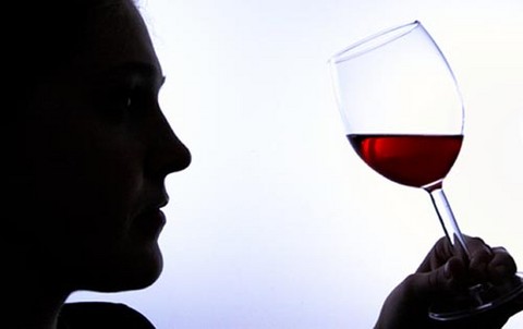 Una copa de vino tinto al día mejoraría la flora intestinal