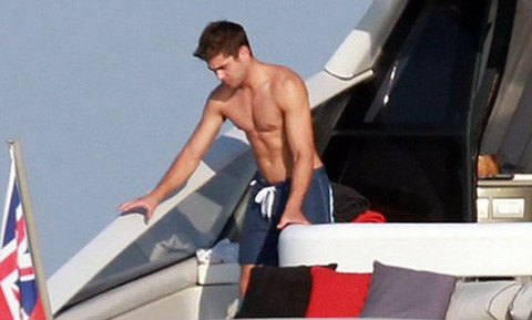 [FOTOS] Zac Efron celebra el 4 de julio tomando sol en Saint Tropez