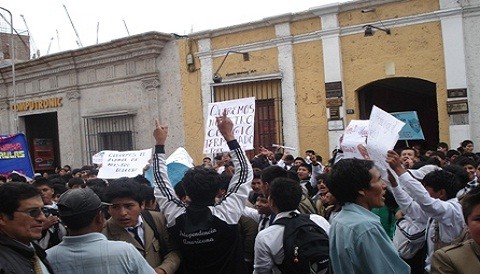 Arequipa: Ya son cuatro días de huelga en el colegio Independencia
