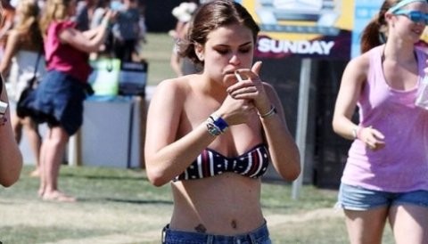 Hija de Demi Moore es captada en topless y fumando marihuana