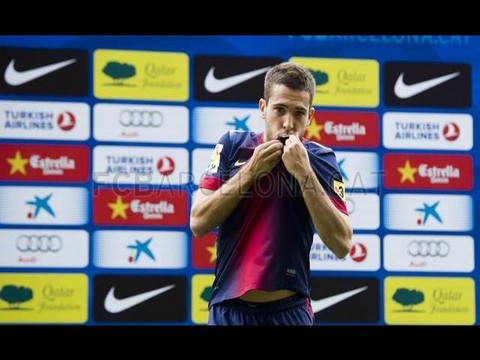 [FOTOS] Jordi Alba fue presentado ante 10.000 aficionados en el Camp Nou