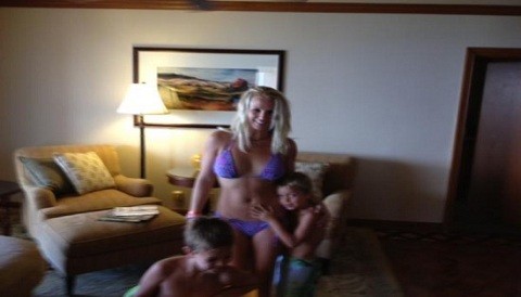 [FOTO] Britney Spears derrocha sensualidad con diminuto bikini