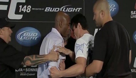 [VIDEO] Anderson Silva golpeó a Chael Sonnen en pesaje del UFC 148