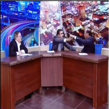 [VIDEO] Se amenazan con arma de fuego en plena entrevista televisiva