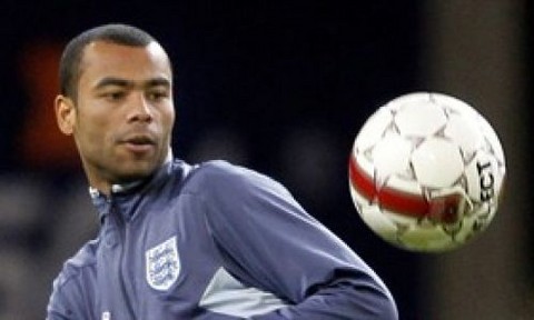 Ashley Cole sería el lateral izquierdo del Manchester United