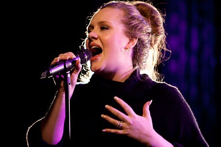 Adele le compone canciones de cuna a su futuro bebé