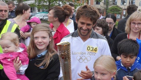 [FOTOS] Gabriel Villaran lleva la antorcha olímpica en Londres