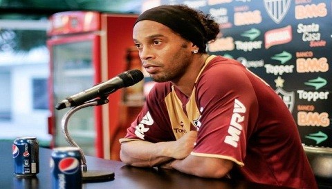 Ronaldinho pierde millonario contrato con Coca Cola por aparecer con una lata de Pepsi
