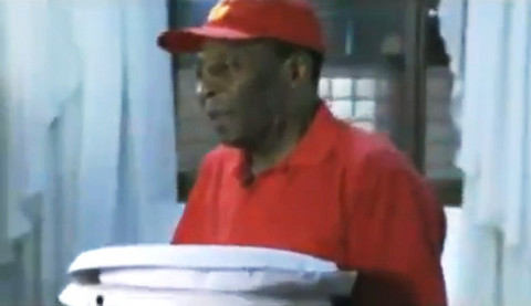 [VIDEO] Pelé fue encontrado vendiendo pizzas en Brasil