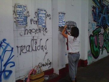 Recordando y promoviendo la poesía de Luis Hernandez en las paredes de Barranco