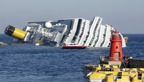 Cinco muertos y quince desaparecidos en naufragio del 'Costa Concordia'