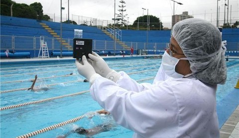 Piscinas y playas sucias pueden contener microbios que afectan el sistema nervioso central