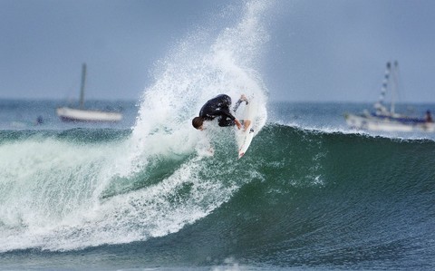 Gabriel Villarán debuta hoy en torneo de surf en Pucusana