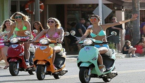 Selena Gómez, Vanessa Hudgens y Ashley Benson lucen cuerpazo mientras maneja moto