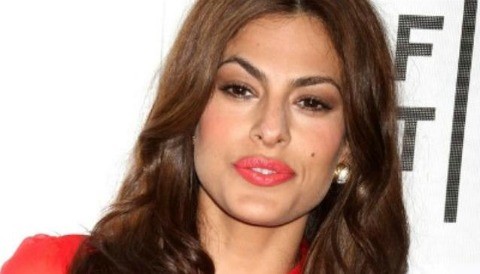 Eva Mendes recibe consejos de belleza de su madre