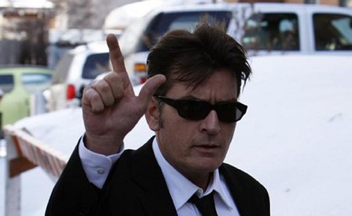 Charlie Sheen se lesiona jugando al beisbol