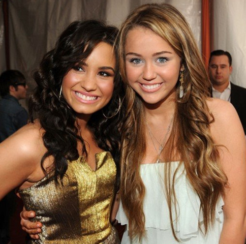 Demi Lovato y Miley Cyrus se unen para diseñar camisetas