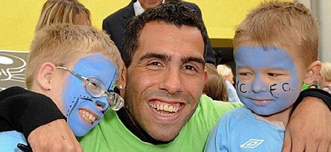 Carlitos Tévez donó 'billetón' para niño